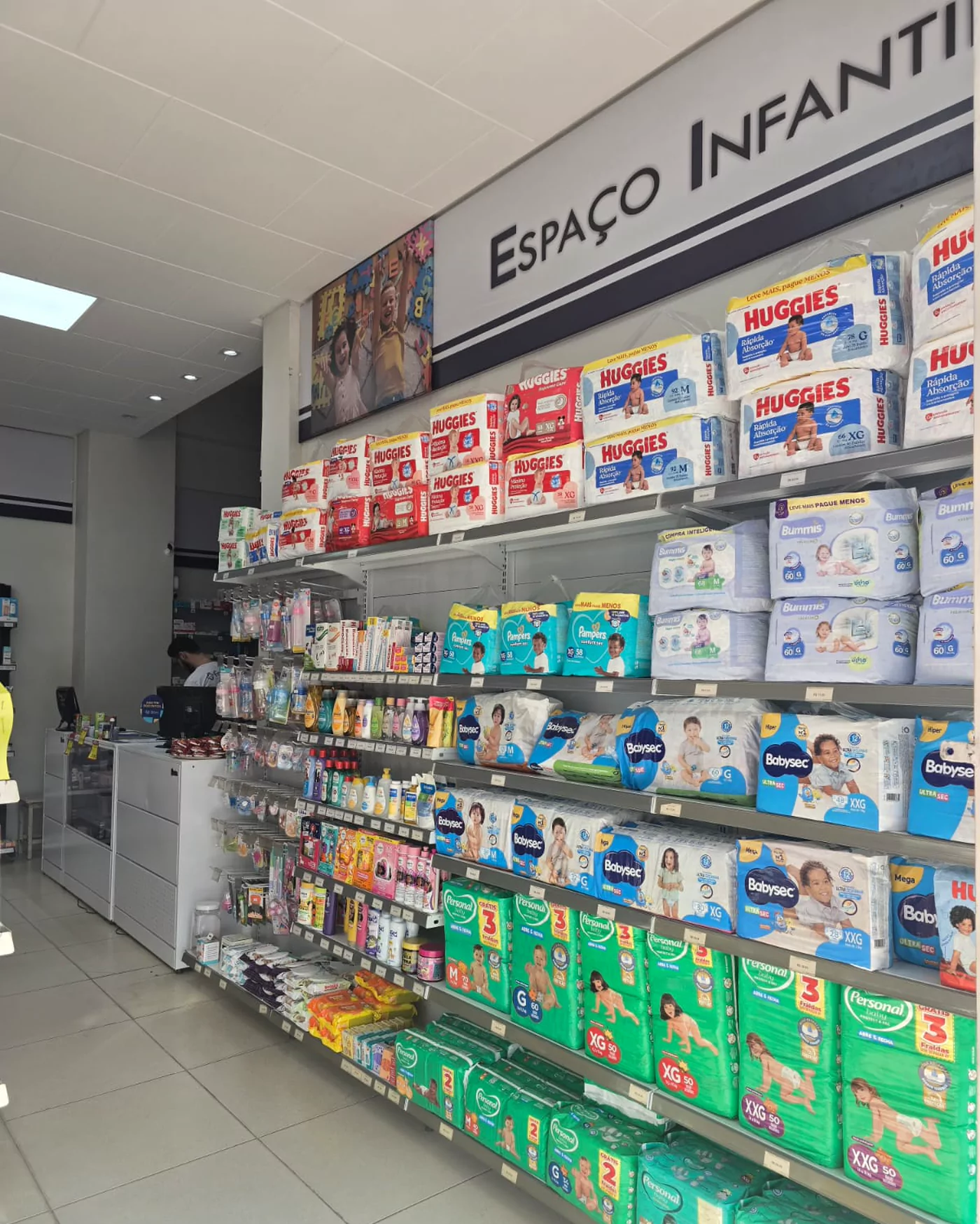 Interior da Fonseca Farma, farmácia organizada em Iúna - ES